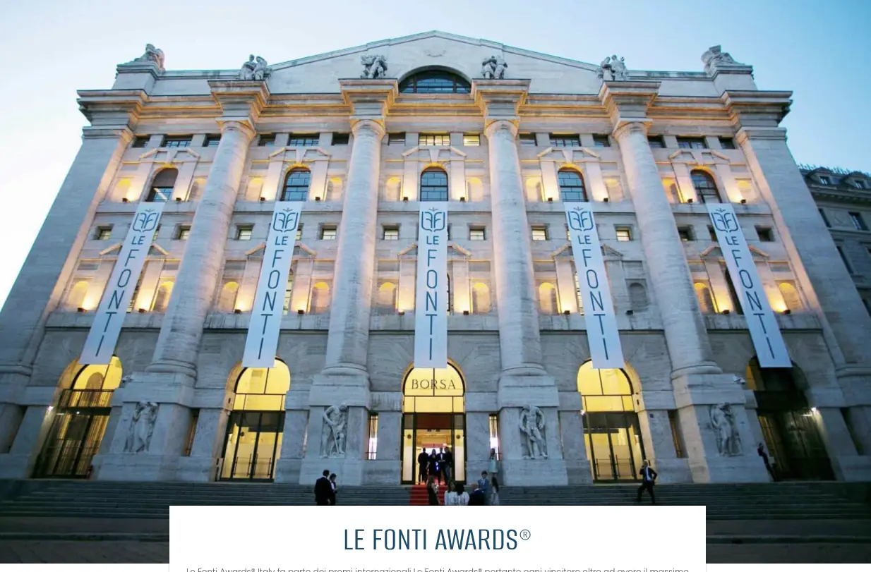 Palazzo della Borsa, Piazza Affari, Milano, con i banner Le Fonti Awards